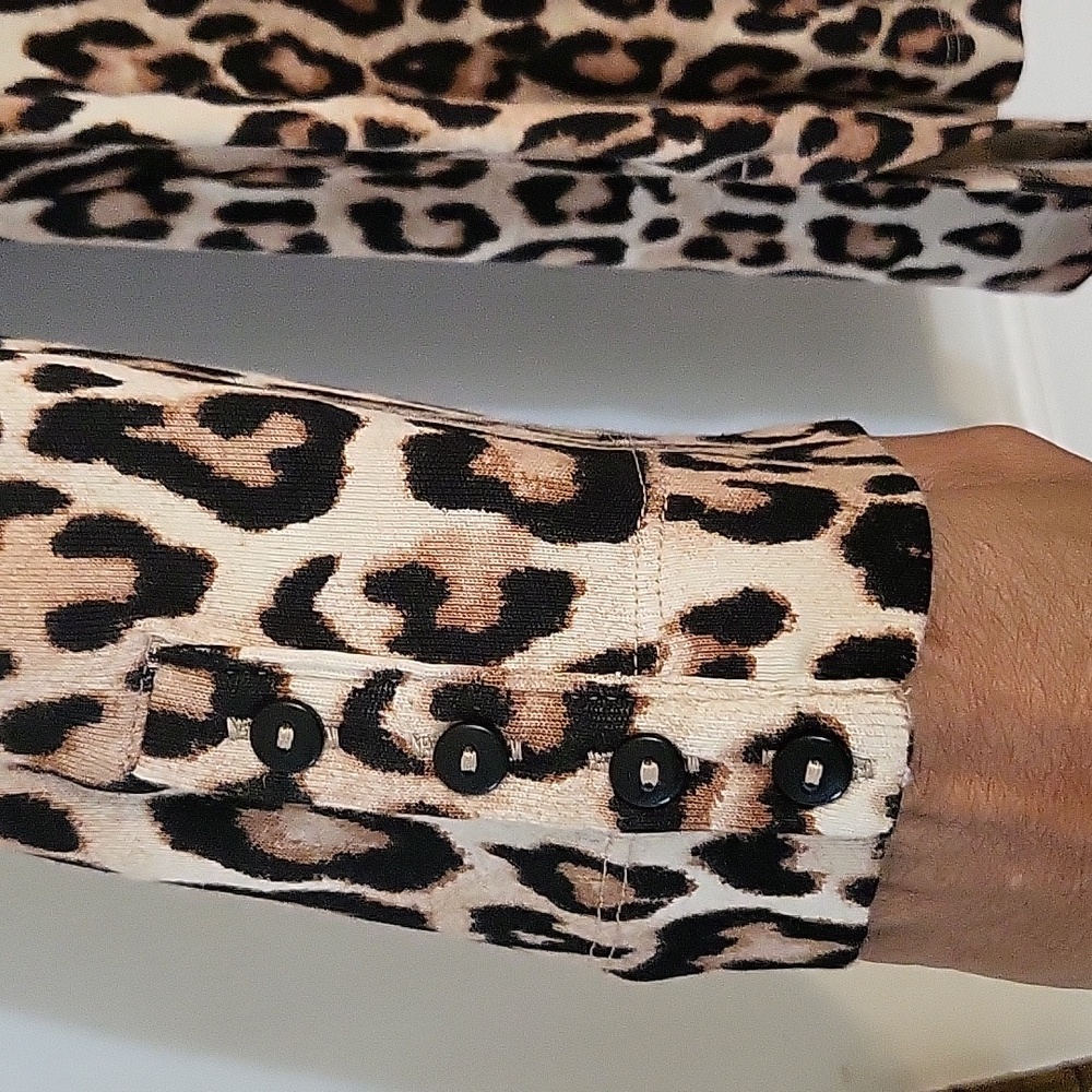 Chico's Pima  Cheetah Tunic Top🐆 - Picture 6 of 10